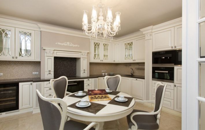 Hogyan helyezzünk el gyönyörű csillárokat a konyhában