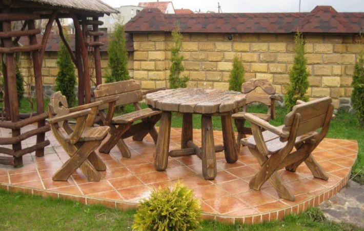 Fából készült kerti bútor: a választás árnyalatai