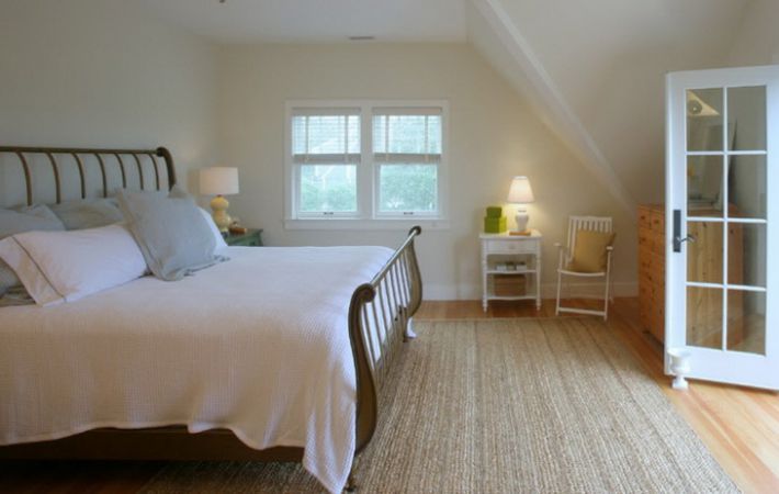 Hogyan készítsünk egy hangulatos hálószobát a tetőtérben