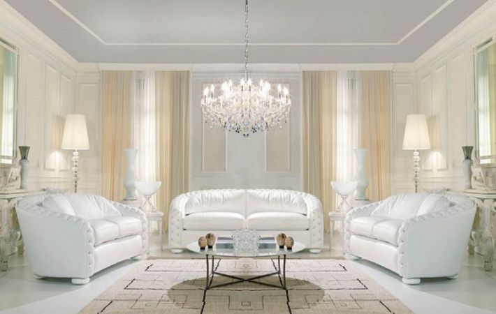 Fehér kanapé a belső térben