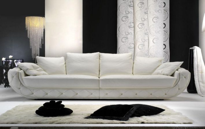 Fehér kanapé a belső térben