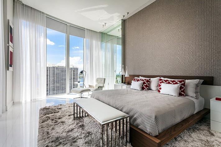 Hálószoba nagy ablakokkal