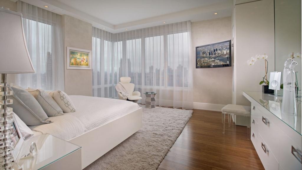 Hálószoba nagy ablakokkal