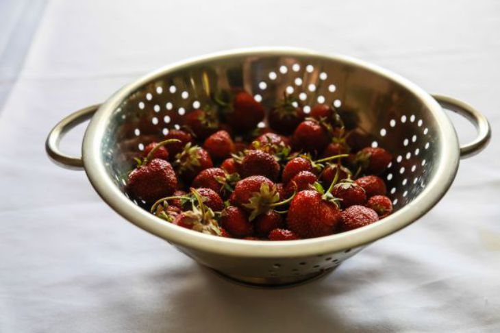 Szamóca szűrőedényben