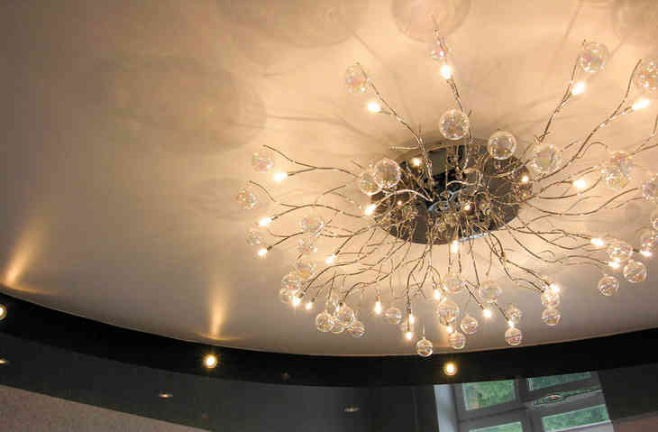 Csillár feszített mennyezethez
