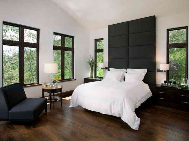 A belső ablakok fekete kerettel