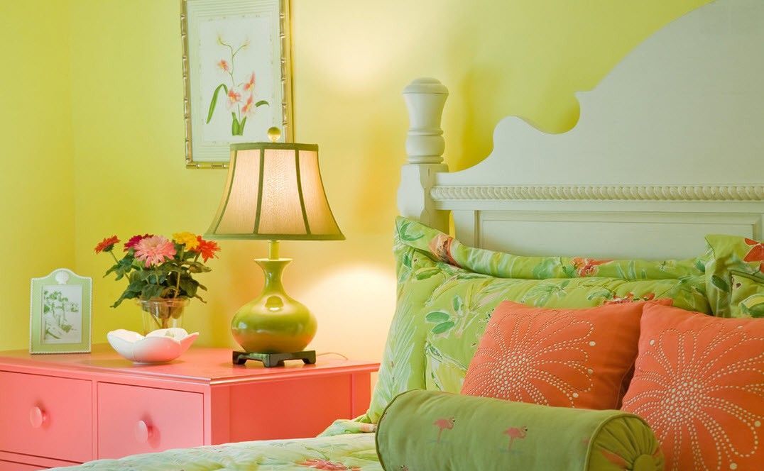 A szobák belső kialakítása a világos bútorokra helyezve a hangsúlyt