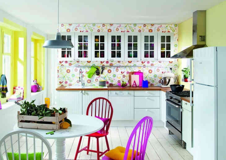 A szobák belső kialakítása a világos bútorokra helyezve a hangsúlyt