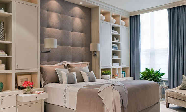 Ötlet a hálószobához - beépített polcok az ágy fejénél
