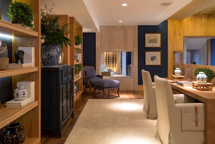 A természetes fa bősége a ház belsejében