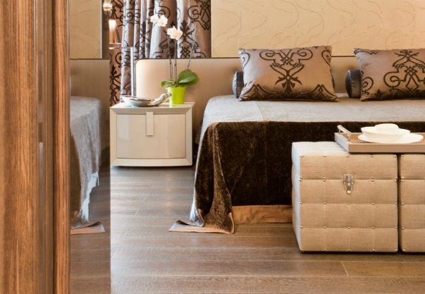 Mellkas az ágy lábánál