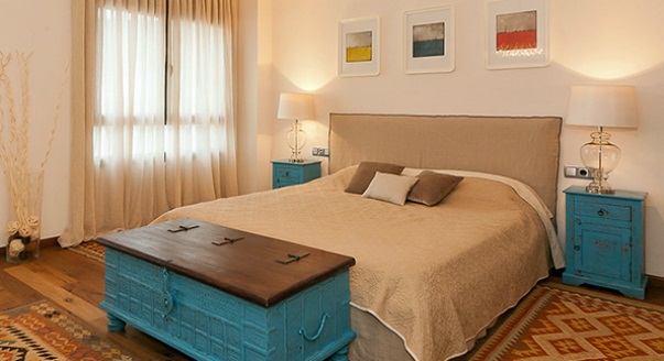 Mellkas az ágy lábánál