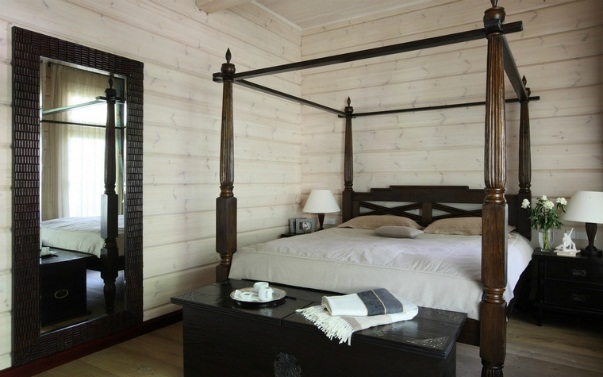 Mellkas az ágy lábánál