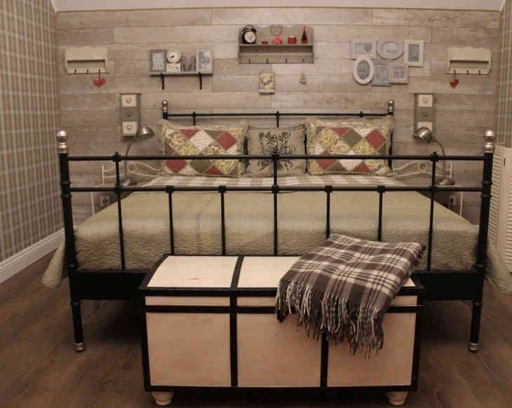 Mellkas az ágy lábánál