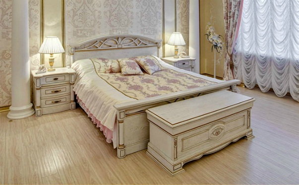 Mellkas az ágy lábánál