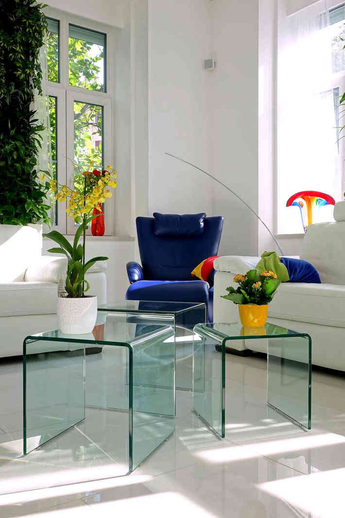 Szobák belső kialakítása a világos bútorokra helyezve a hangsúlyt (FOTÓ)