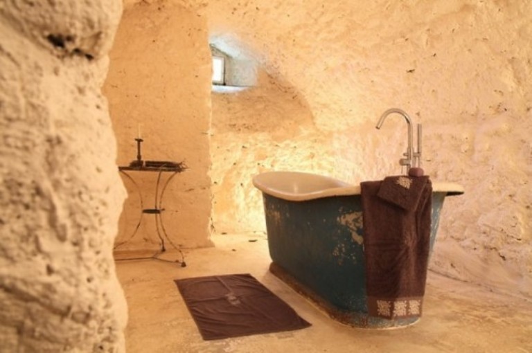 Egyedi ház durva fából és kőből (FOTÓ)