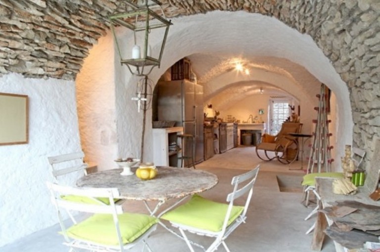 Egyedi ház durva fából és kőből (FOTÓ)