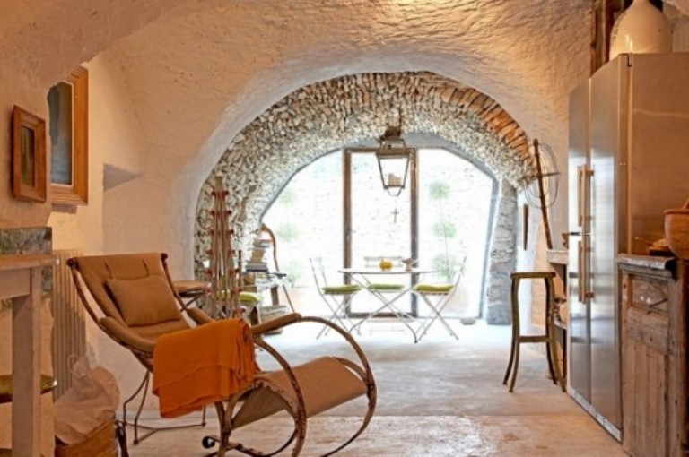 Egyedi ház durva fából és kőből (FOTÓ)