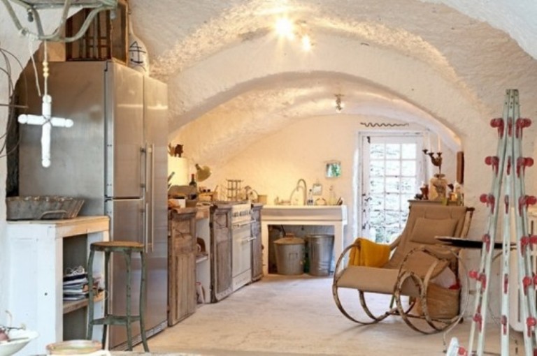 Egyedi ház durva fából és kőből (FOTÓ)