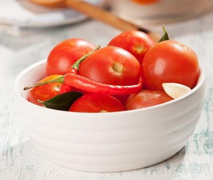Ecetes paradicsom csípős paprikával
