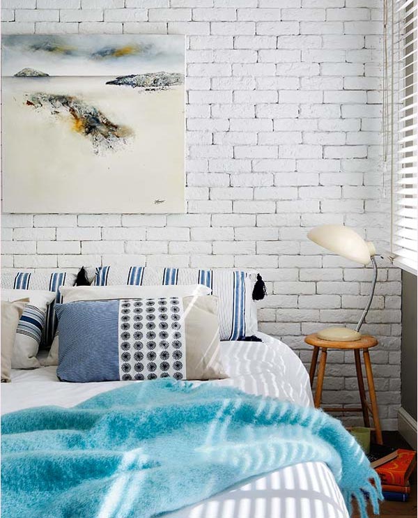 Fehér téglafal a belső térben (FOTÓ)