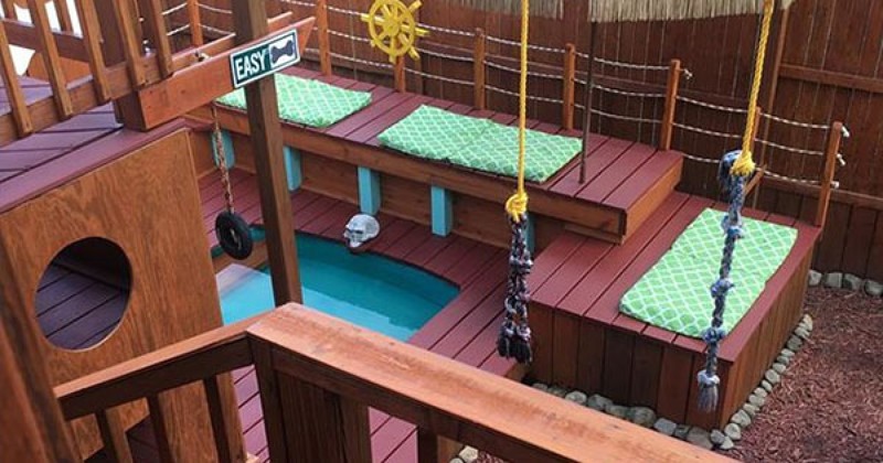 Az ember a hátsó udvarát egy nagy játszótérré alakítja kutyamedencével