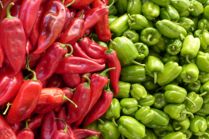 Lehullanak a paprika virágai és a petefészkek: okok, megoldások a problémára