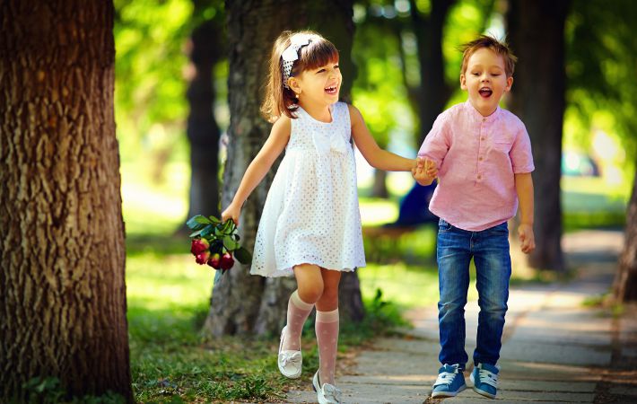 A tudósok bebizonyították, hogy a boldog gyerekekből gazdag felnőttek lesznek