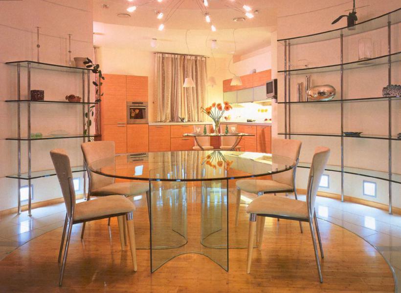 Üvegből és hőre lágyuló műanyagból készült bútorok