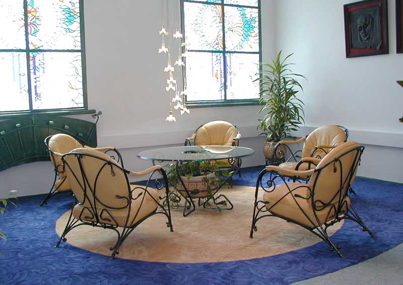 Bútor fém kerettel