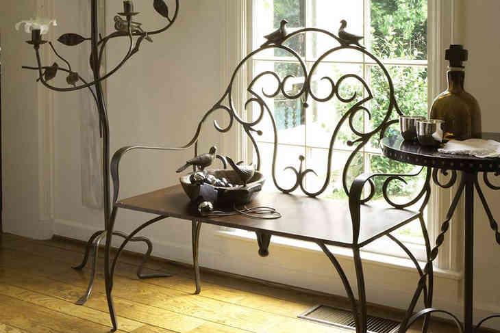 Bútor fém kerettel