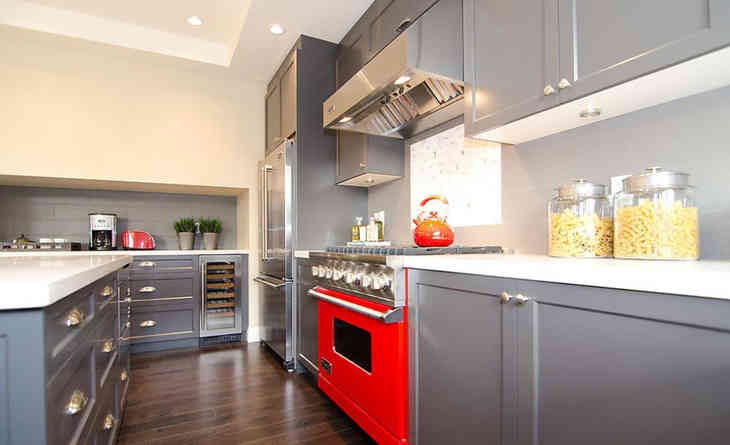 Szürke szín a konyha belső kialakításában