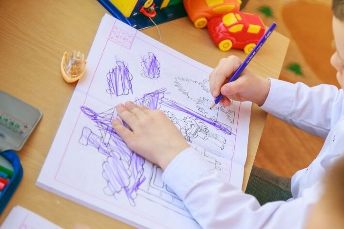 5 szuper ötlet, hogyan akadályozhatod meg, hogy gyermeked rajzoljon a falakra