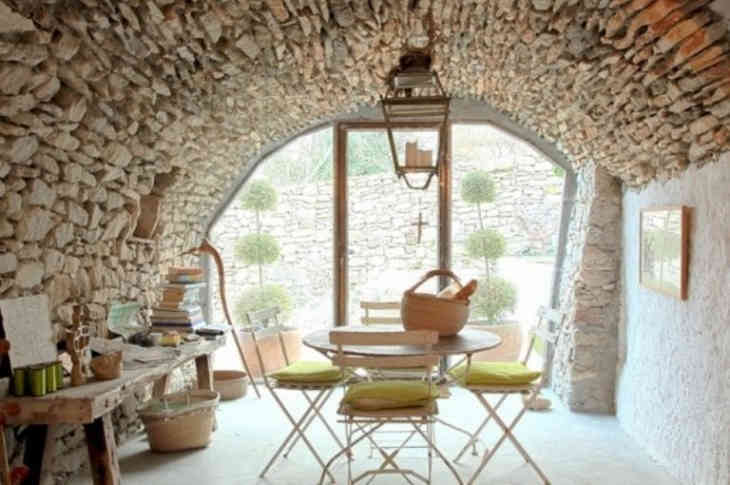 Egyedi ház durva fából és kőből (FOTÓ)