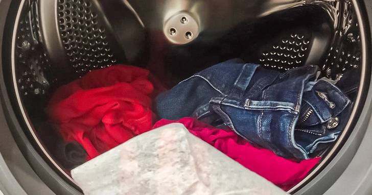 Nedves kendőt tett a ruhákra a mosógépben, és az eredmény lenyűgözte. Te is megpróbálod