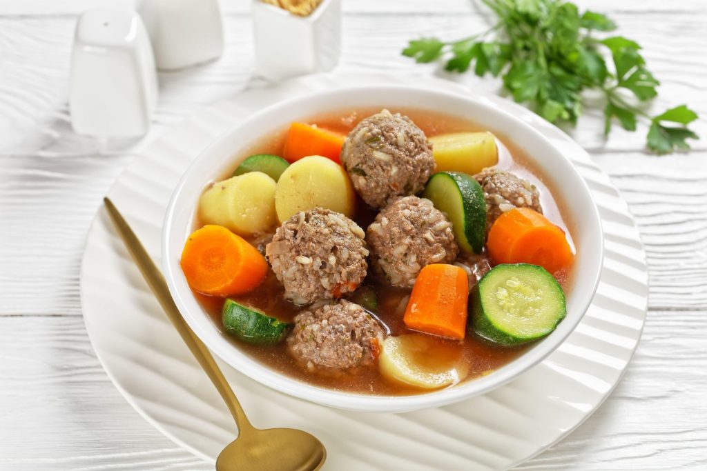 Tegye a csirkét a kosárba, hogy puha és puha legyen. Hozzávalók a legjobb zöldfűleveshez