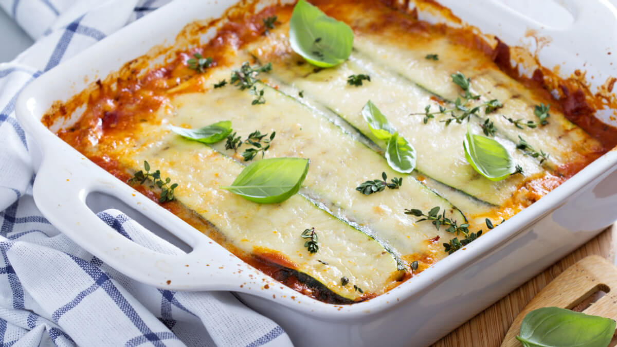 Cukkinis lasagne fehér edényben