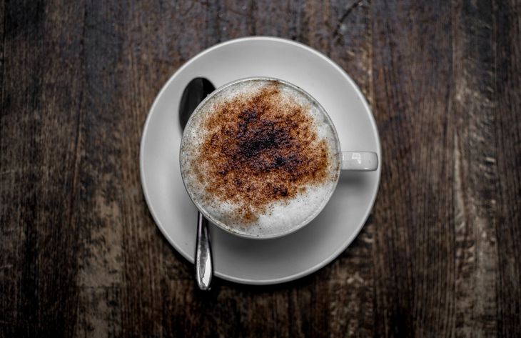 Hogyan készítsünk otthon egy finom tejeskávét: egy egyszerű recept, amelyet bárki elkészíthet