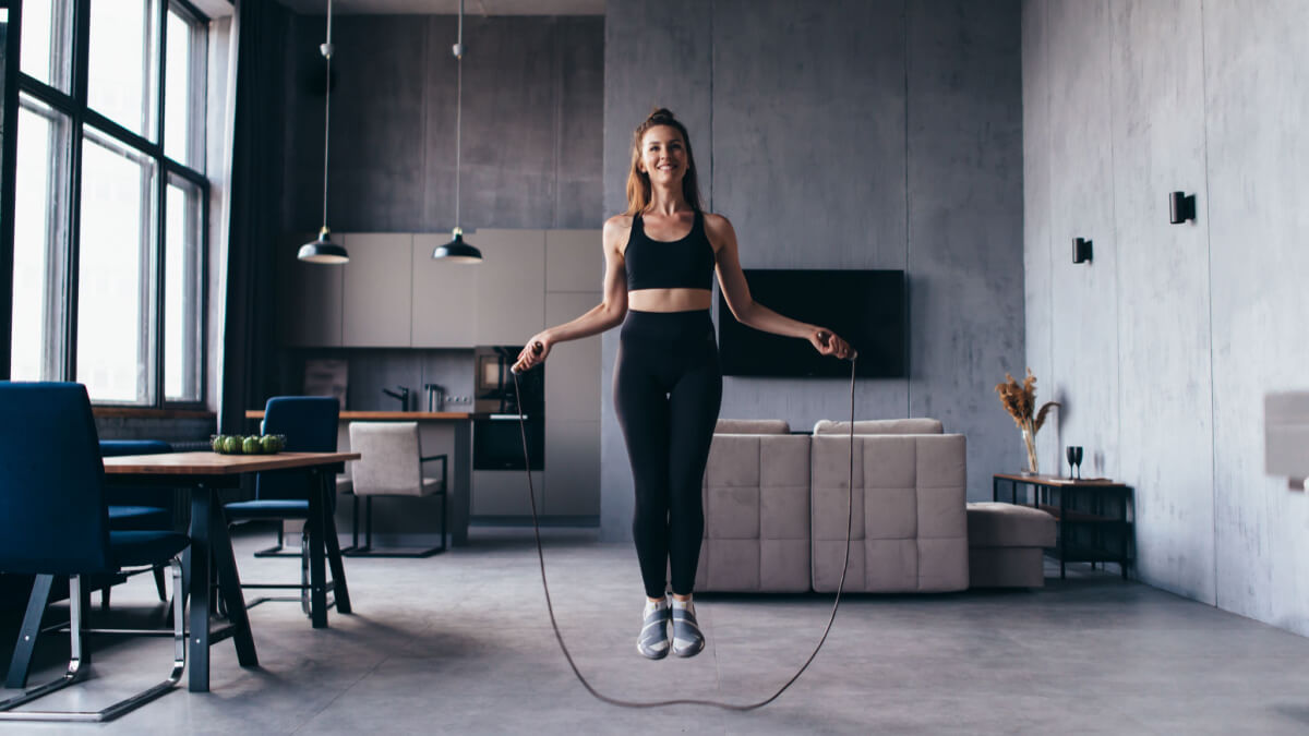 Nő a nappaliban ugrókötélen