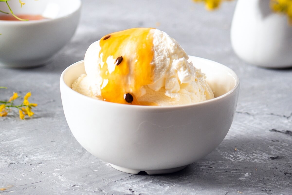 Fehér tartály passiógyümölcs fagylalttal