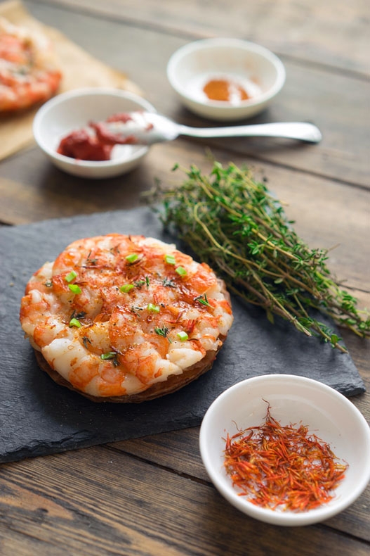 Mini pizza garnélarákkal és gyógynövényekkel