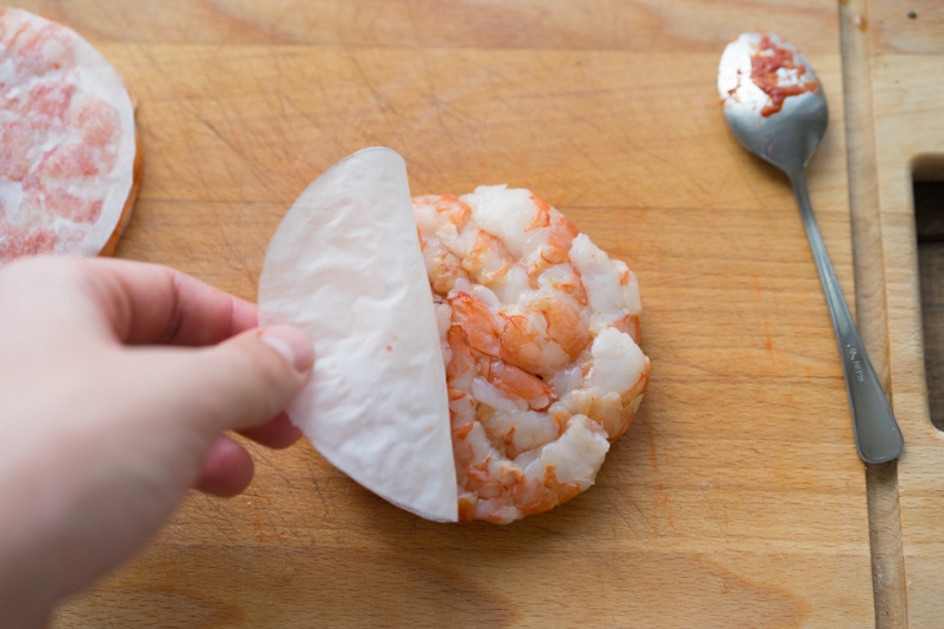 Mini pizza garnélarákkal és gyógynövényekkel