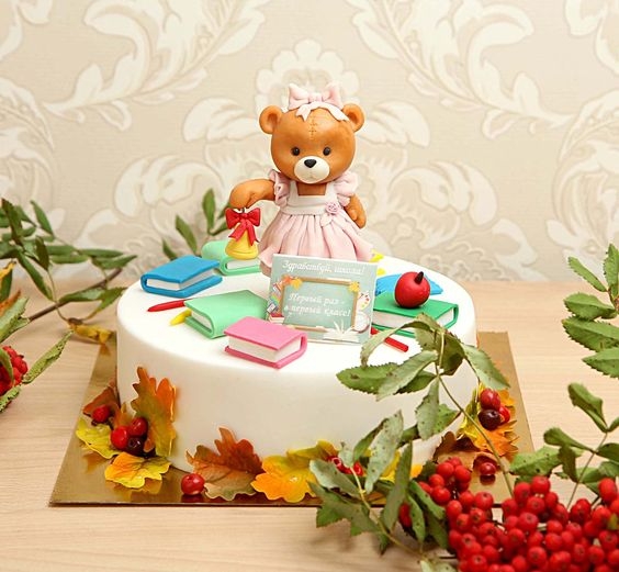 A tortát igazi bogyós gyümölcsökkel lehet díszíteni