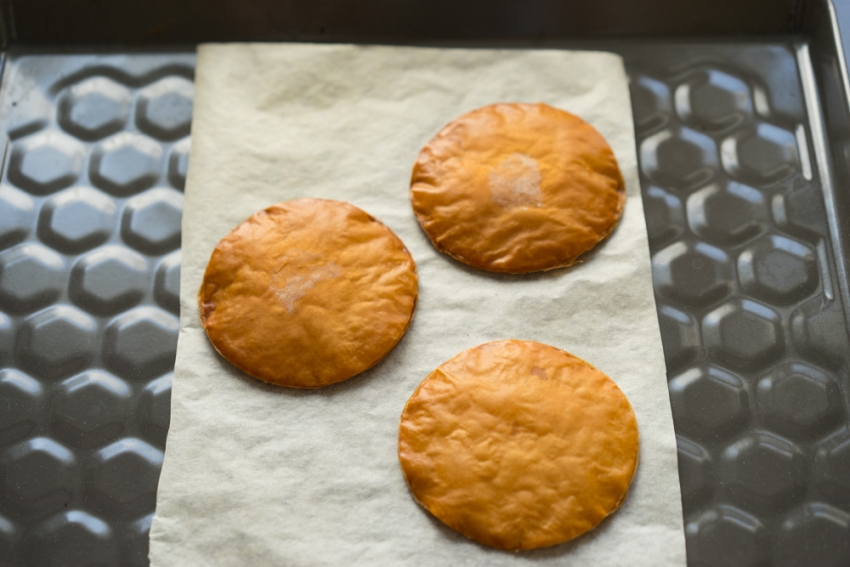 Mini pizza garnélarákkal és gyógynövényekkel