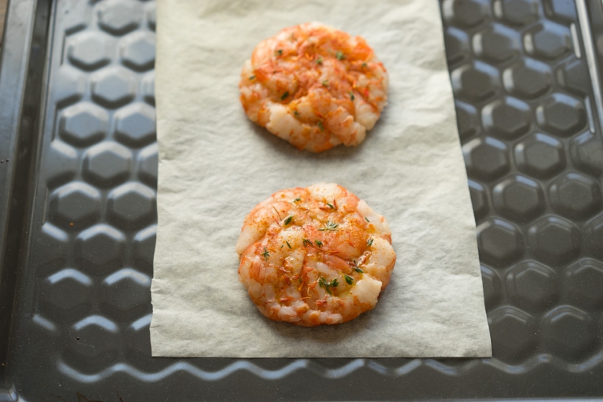 Mini pizza garnélarákkal és gyógynövényekkel