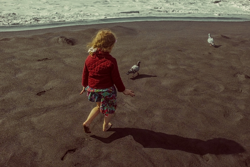 lány séta a tengerparton
