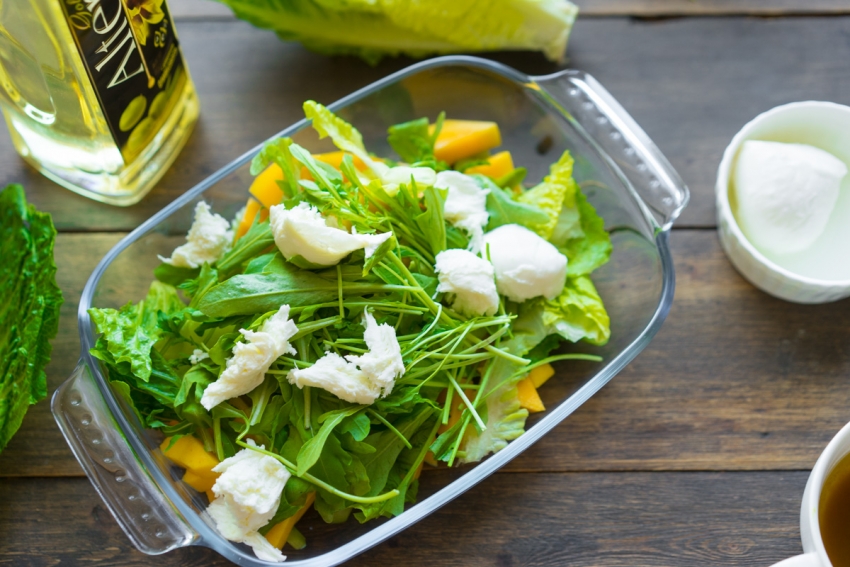Húsvéti saláta mangóval és mozzarellával