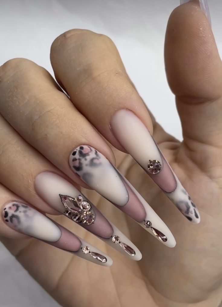 Luxus manikűr a 2024-es újévre: hosszú tippek és egy ünnepi kabát (FOTÓ) - 2. kép