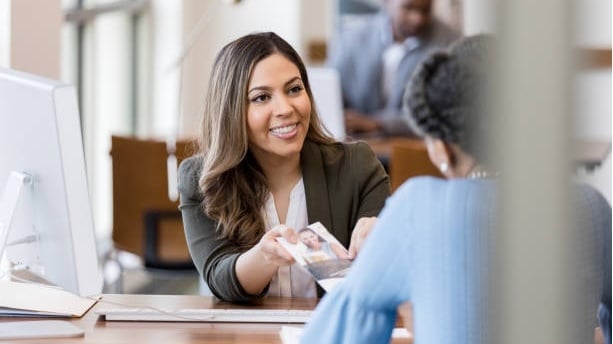 Illusztráció egy intelligens nőről (freepik/SDI Production)